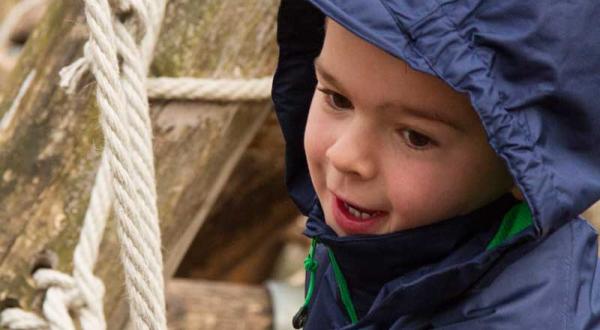 Kleine Kinder nehmen den Anhänger am Reißverschluss gern in den Mund. Bei Migros-Jacken kann das gefährlich sein. Bei der Trevolution-Regenjacke zum Beispiel sind giftige Weichmacher darin enthalten