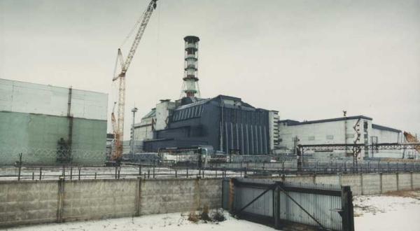 Der Sarkophag um Reaktorblock 4 des AKW Tschornobyl 15.11.94