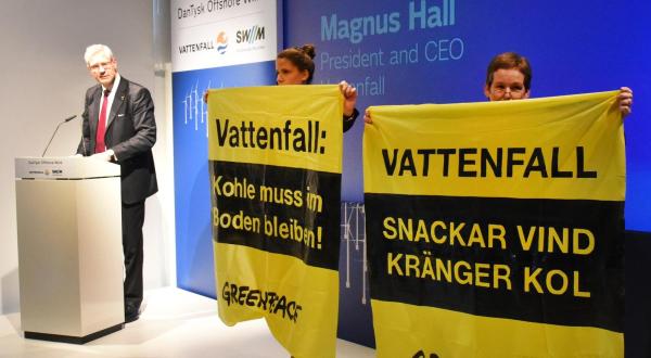 Greenpeace-Aktivisten protestieren bei Vattenfall Windpark Eröffnung gegen giftige Kohle, April 2015