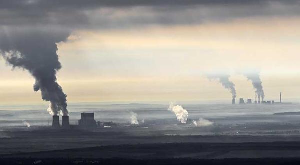 Luftaufnahme des Braunkohlereviers zwischen Spremberg und Weisswasser in der Lausitz: vorne das Kaftwerk Schwarze Pumpe, hinten Boxberg - beide von Vattenfall betrieben.