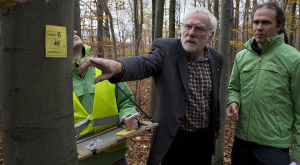 Martin Kaiser von Greenpeace (rechts) und Leiter des Göttinger Stadtwaldes Martin Levin 