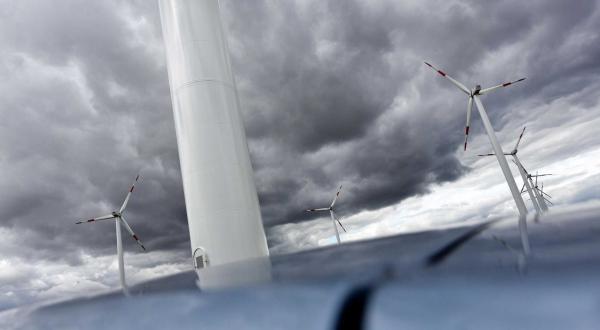 Windpark Plauerhagen bei Plau am See in Mecklenburg-Vorpommern, 2012. Acht Windturbinen produzieren jeweils 2 Megawatt Strom