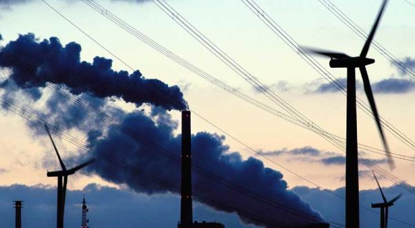 Windkraftanlage vor Steinkohlekraftwerk Mehrum Februar 2004