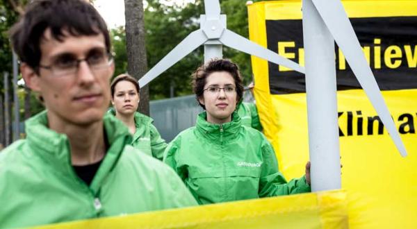 31.05.2016: Greenpeace-Aktivisten demonstrieren in Berlin mit Windrädern gegen die geplante EEG-Reform der Bundesregierung.