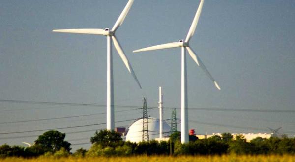 Windkraftanlagen vor dem Kernkraftwerk Brokdorf  09/18/2005