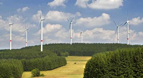 Windkraftanlagen in Waigandshain im Juli 2005