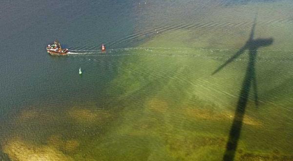 Windkraftanlage Nordex im Rostocker Hafen im März 2006