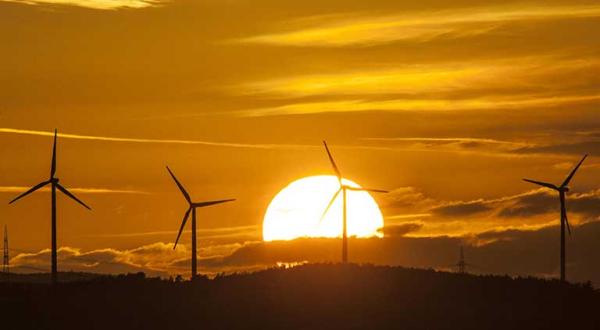 Windräder vor Sonnenuntergang