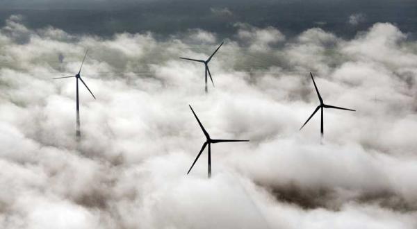 Enercon Windkraftanlagen im Morgennebel bei Straussberg (Brandenburg) im September 2012