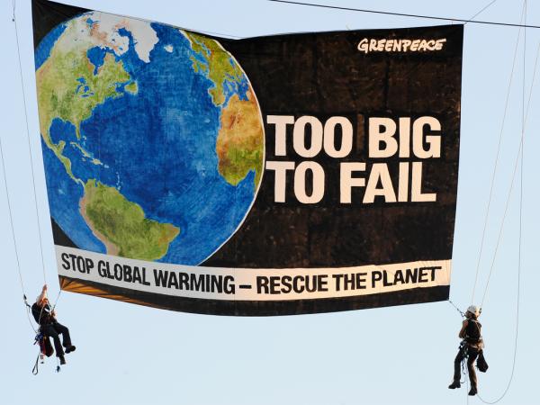 Greenpeace Aktivist:innen zeigen ein Banner auf dem Major Economies Forum