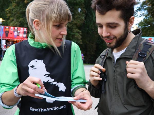 Unterschriften sammeln für die "Save the Arctic" Kampagne beim Konzert der britischen Band Radiohaed (2012).