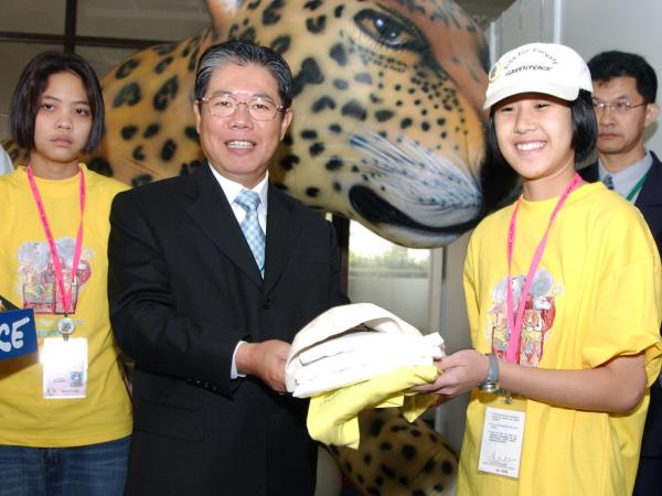 "Kids for Forests" mit thailändischem Minister auf der CBD-Konferenz