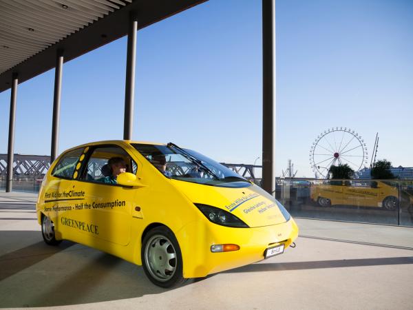 Small, intelligent, light, efficient: Seit 1995 ist das Greenpeace-Auto SmILE Vorreiter für das 3-Liter-Auto. Hier vor der HafenCity Hamburg.