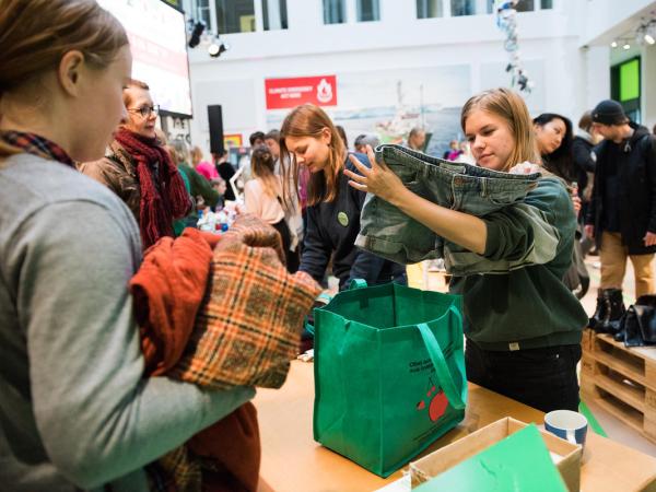 Greenpeace-Freiwillige organisieren den "Make Smthng Day" als einen Tag mit Workshops und Vorträgen mit den Schwerpunkten Tauschen, Upcycling, Basteln, DIY (Do it yourself), Veganismus und Minimalismus. 