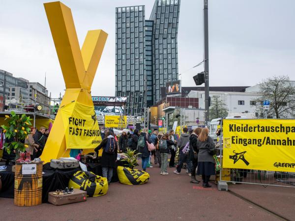 Eingang der Kleidertauschparty: ein großes X sowie ein großer Hinweis zum Abgeben der Kleidung