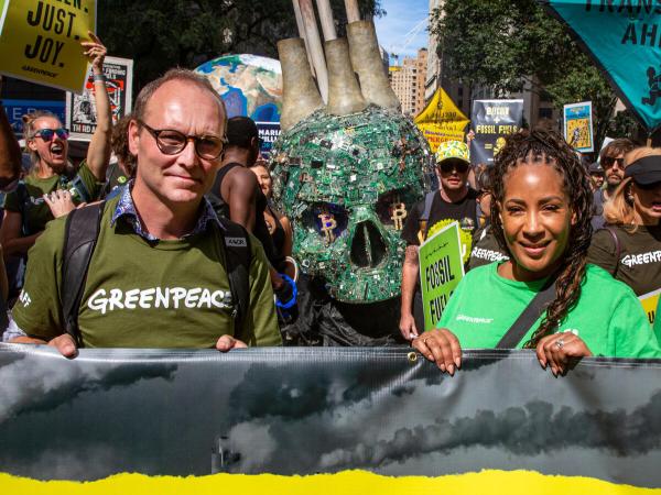 Mads Christensen, Geschäftsführer von Greenpeace International, links, unterhält sich mit Ebony Martin, Geschäftsführerin von Greenpeace US. Tausende versammelten sich in New York City zum "March to End Fossil Fuels" im Vorfeld des UN-Klimagipfels am 20. September 2023. Die Demonstranten forderten Präsident Biden und die führenden Politiker der Welt auf, aus den fossilen Brennstoffen auszusteigen und einen fairen und gerechten Übergang zu erneuerbaren Energien einzuleiten.