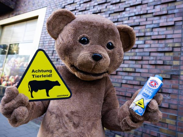 Volunteers Label Bärenmarke Milk in Hamburg