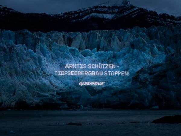 Greenpeace projiziert Botschaften von Menschen aus aller Welt auf den Svea-Gletscher in Spitzbergen. Mit Videos fordern Prominente wie der schwedische Schauspieler Gustaf Skarsgård und die südafrikanische Schauspielerin Amanda du-Pont den norwegischen Ministerpräsidenten Jonas Gahr Støre auf, die Pläne für den Tiefseebergbau in den arktischen Gewässern Norwegens zu stoppen.