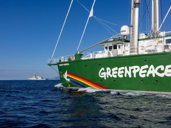 Aktivist:innen von Greenpeace Italien an Bord des Schiffes Rainbow Warrior stellen sich einem italienischen Militärschiff entgegen, das von einem Einsatz zum Schutz der ENI-Öl- und Gasanlagen im Golf von Guinea in den Hafen von La Spezia zurückkehrt. Die Aktivist:innen kritisieren die Gründung mehrerer Militärmissionen zum Schutz fossiler Brennstoffe. Auf Transparenten ist zu lesen: "Verteidigt das Klima, nicht die fossilen Brennstoffe".