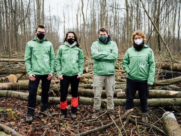 Ein kleines Greenpeace-Team ist als "Forest Rescue Unit" in verschiedenen Waldgebieten in Deutschland unterwegs. Vor Ort sprechen sie mit Aktivist:innen und machen Fotos, Videos und Drohnenaufnahmen von Fällungen in Schutzgebieten, die mit GPS-Geräten markiert sind. Diese Baumfällungen wurden im Hainich in Thüringen dokumentiert.