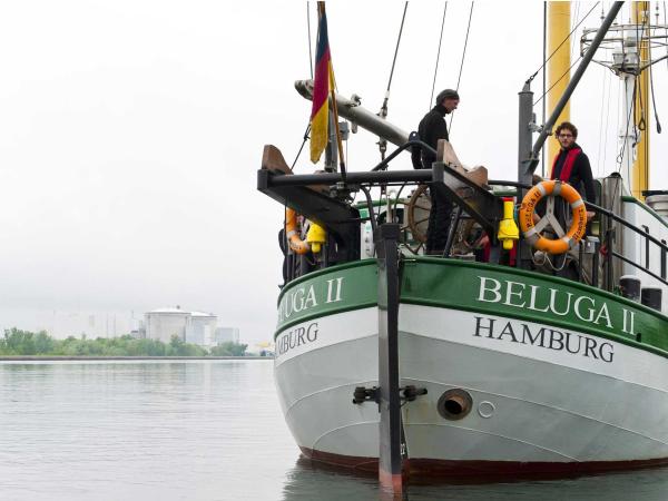 Das Greenpeace-Schiff Beluga passiert das alte französische AKW Fessenheim, 26. April 2014