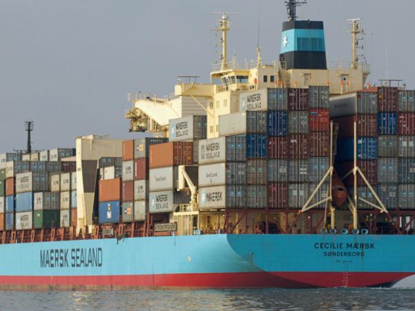 Containerschiff vor Guinea