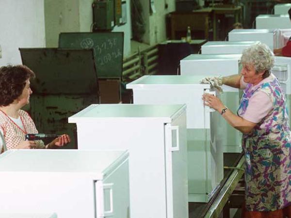 Arbeiterinnen am Fließband der Firma Foron