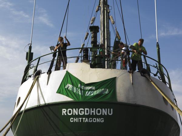 Unter dem bangladesischen Namen Rongdhonu (dt. Regenbogen) ist die alte Rainbow Warrior II seit 2011 als Krankenhausschiff unterwegs