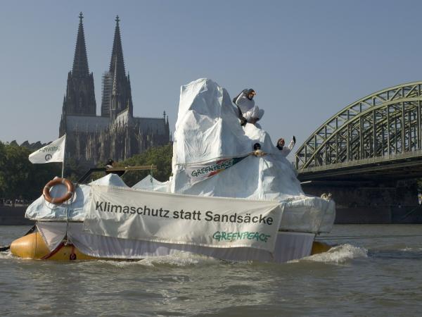 Eisberg Tour auf dem Rhein: Als Pinguine verkleidete Aktivisten stehen auf dem Eisberg, Oktober 2006