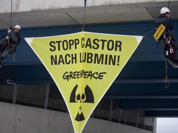 Greenpeace-Aktivisten protestieren an einer Brücke bei Diedrichshagen gegen den Castortransport nach Lubmin, 2010