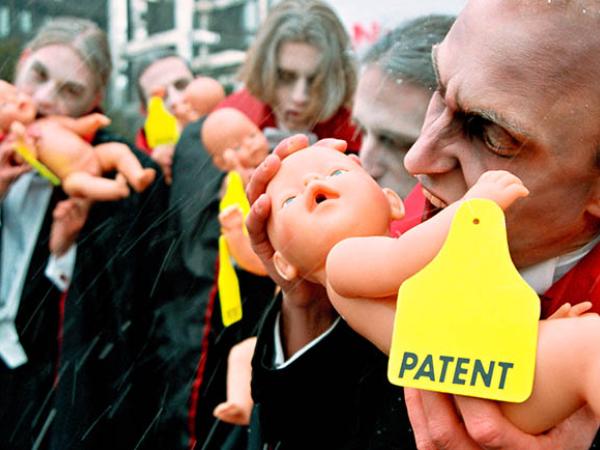 Als Vampire verkleidete Greenpeace-Aktivisten protestieren vor dem Europäischen Patentamt (EPA) gegen die Bewilligung  des Patentes EP 343217 der Firma PharmaStern (Biocyte) auf Baby-Blut aus Nabelschnur, 2003.